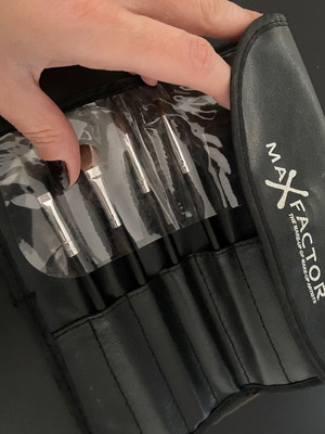 Max Factor leather case with brushes like new