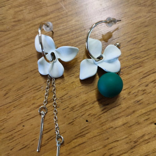 Earrings like new, various colorful pairs