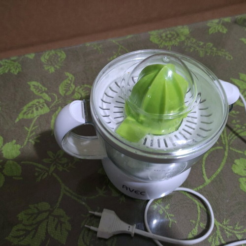 Avec electric juicer like new, 25 Watt, 700 mL