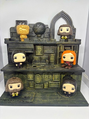 Harry Potter Funko Pop Diorama set with Hogwarts display base like new