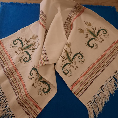 Handmade table runner set with gold thread embroidery