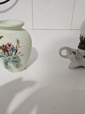 Ceramic vase and elephant lamp like new, set of two