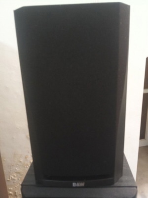 B&W DM302 Award Winning Bookshelf Speakers like new, 100W RMS, 8 Ohm