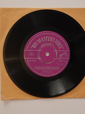 45 rpm record HMV 7MG 142 used with Adalbert Lutter songs