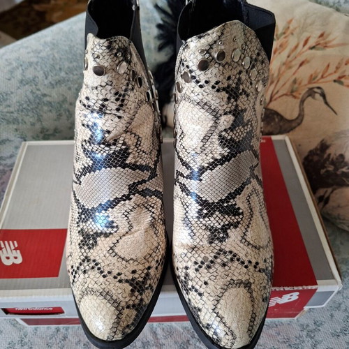 Elastic ankle boots like new, size 38