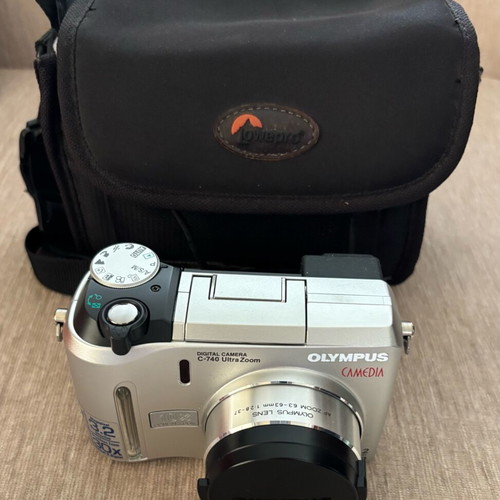 Olympus Camedia C750 Ultrazoom camera used with Lowepro case