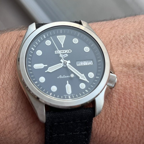 Seiko 5 SRPE67K1 watch like new, black