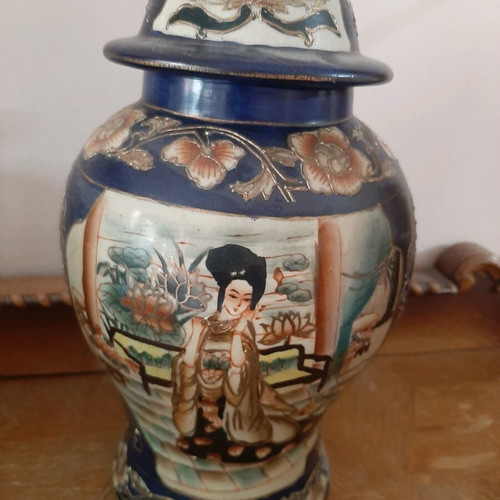 Satsuma hand painted vintage Chinese vase new condition