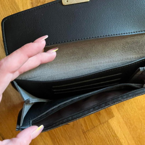 Black wallet used in excellent condition