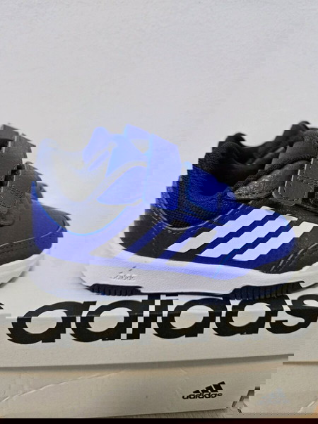 Νέα αθλητικά παπούτσια Adidas