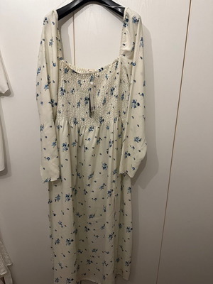 Дълга флорална рокля нова H&M с впечатляващ ръкав