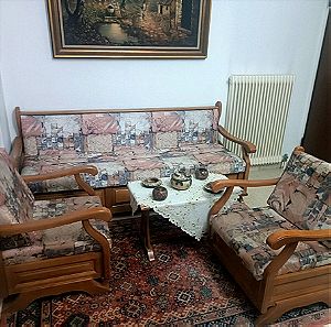 Σαλόνι αποτελούμενο από καναπέ με αποθηκευτικό χώρο, δύο πολυθρόνες και τραπεζάκι. Μασιφ ξύλο.