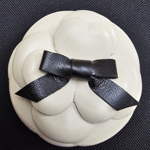 Leather brooch like new