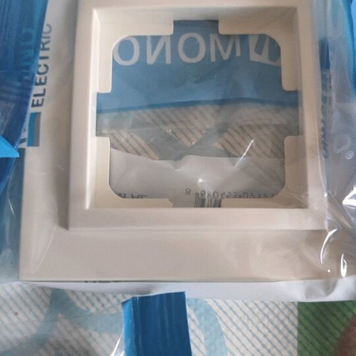 Πρίζες, διακόπτες και πλαίσια καινούργια σε μαύρο και μπεζ χρώμα