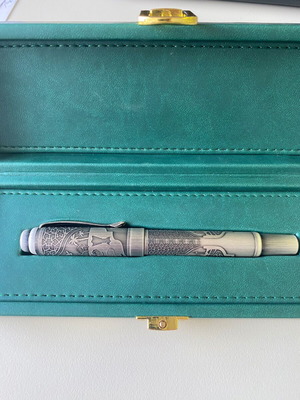 Collectible pen new with case from Saudi Arabia