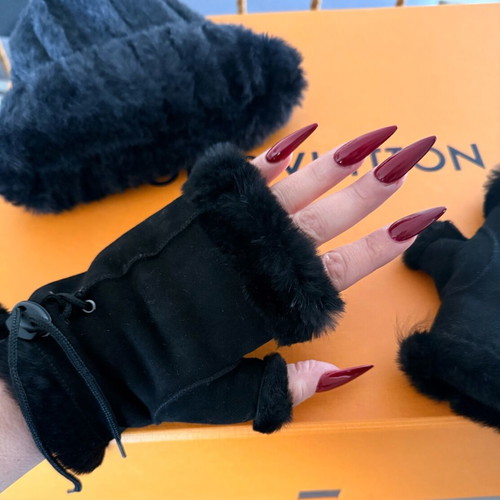 Gloves and hat new from genuine leather and fur black