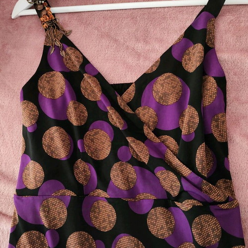 Women's dress like new, size L, with chiffon ruffles and circular patterns