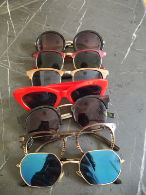 Sunglasses like new, pack of 5, black and red
