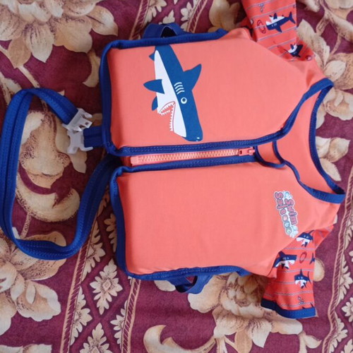 Shark Swimming Vest like new for 18-30 kg with sun protection sleeves