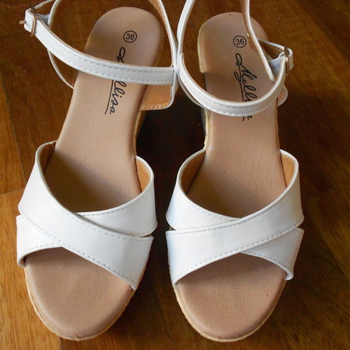 White women's sandals like new, size 36, with crisscross straps