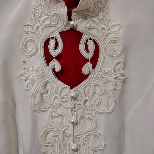 Women's blouse with embroidery and pearls size M like new
