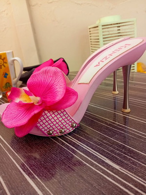 Kenzia pink platform sandals like new, size 39, orchid decoration