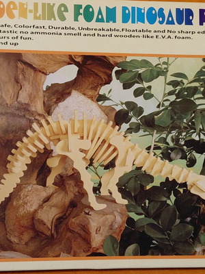 Wooden-look foam dinosaur puzzle building kit