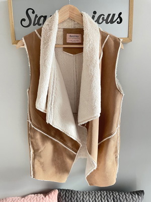 Γούνινο γιλέκο Bershka μέγεθος Μ σαν καινούργιο, μπεζ καφέ