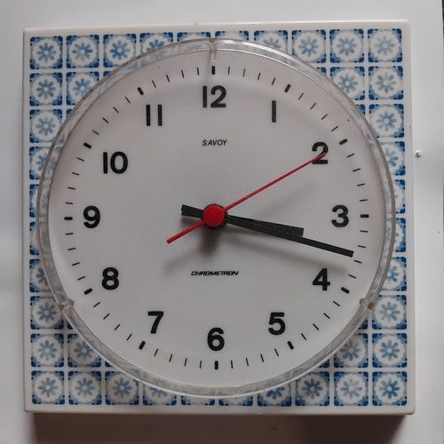 Vintage wall clock, battery operated, plastic