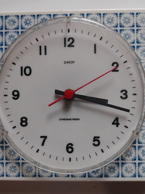 Vintage wall clock, battery operated, plastic