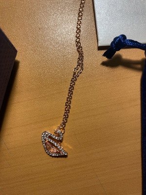 Колие Swarovski автентично, ново, бежово и розово