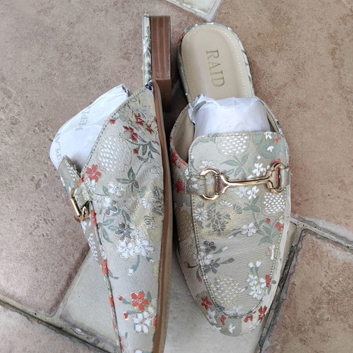 Mules RAID size 39 like new, floral brocade with gold details