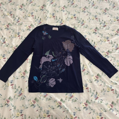 Triumph spring pajamas set like new, dark blue floral design