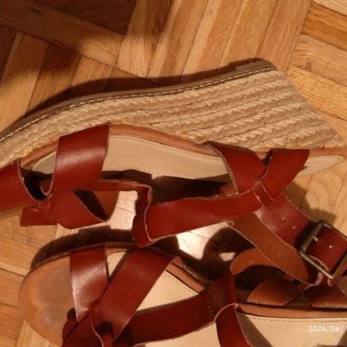 Ousho sandals size 40 like new, brown with adjustable strap