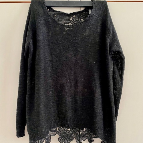 Thin knitted blouse with lace back
