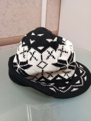 Women's jockey hat with visor, like new, size S-XL, black and white