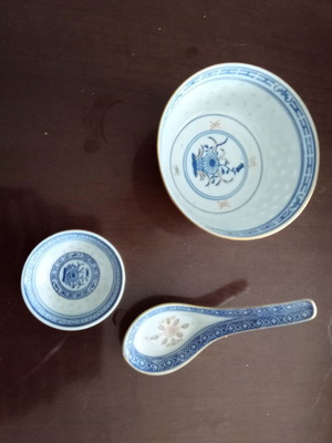 Chinese rice porcelain bowls and spoon like new