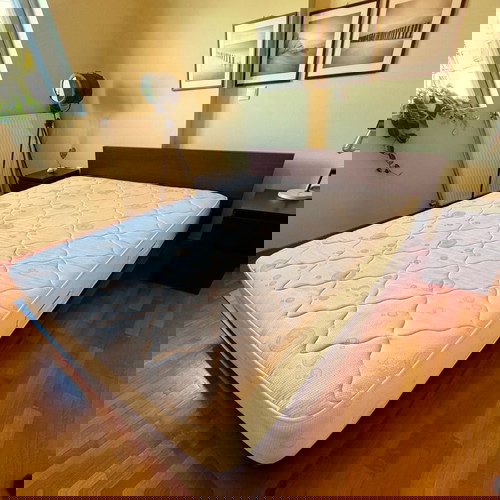 Κρεβάτι ξύλινο Wenge σαν καινούργιο, σετ με στρώμα και κομοδίνα