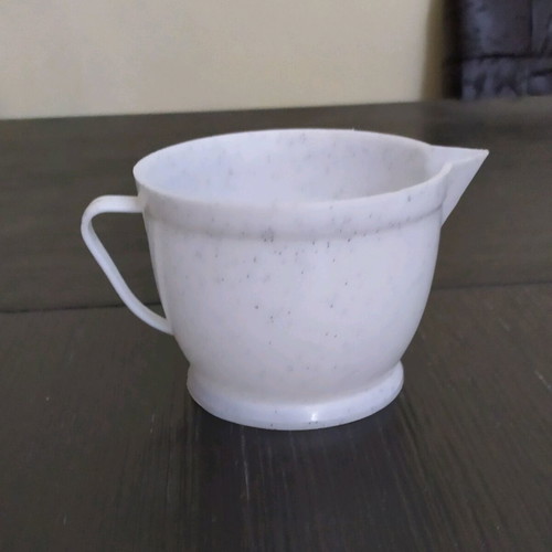 Pack of 2 lemon squeezer and plastic cup like new
