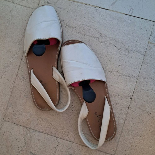 Flat leather shoes like new, size 41, white, lightly worn