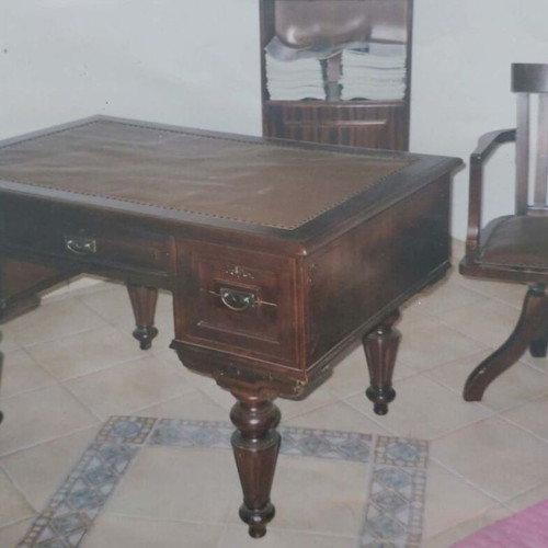 Antique desk and chair like new, solid walnut wood, leather top