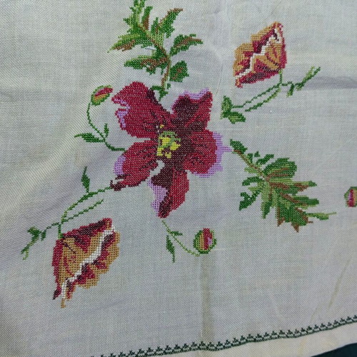 Tablecloth and doilies set with handmade embroidery like new, 60s