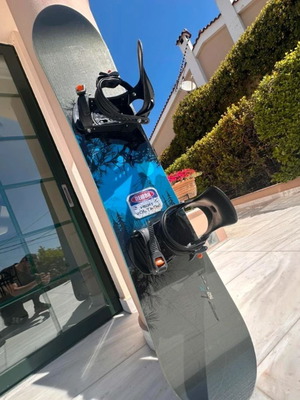 Dynastar 160cm snowboard set used with bindings and carrying case