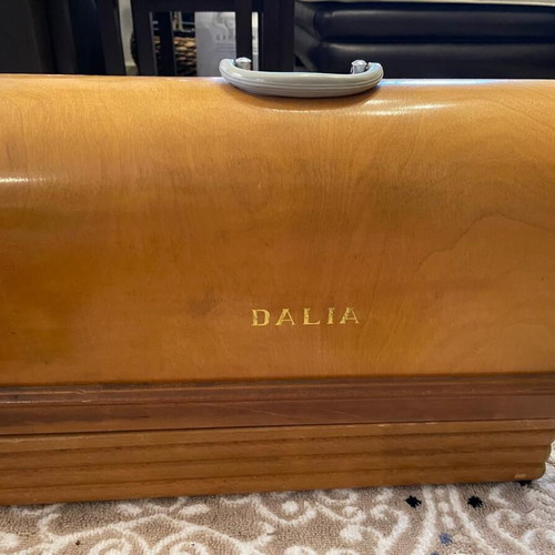 Dalia sewing machine like new