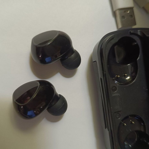 Bluetooth wireless earbuds new, right ear set