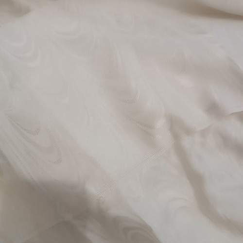 White curtain heavy quality 560 x 227 cm with pleats and embroidered design like new