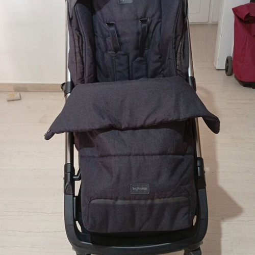 Inglesina Aptica stroller like new with footmuff and rain cover