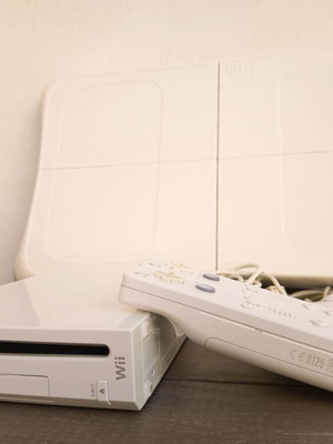 Nintendo Wii κονσόλα μεταχειρισμένη με 2 χειριστήρια και balance board