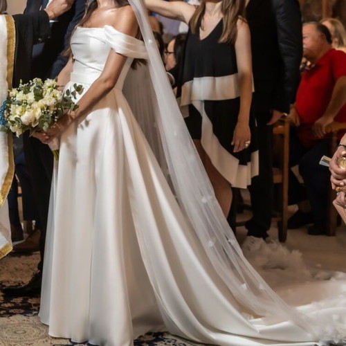 Mikado wedding dress like new with slit and veil