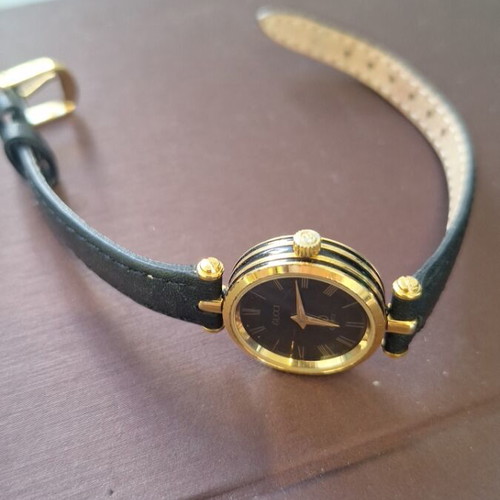 Gucci women's wristwatch vintage, like new, black and gold